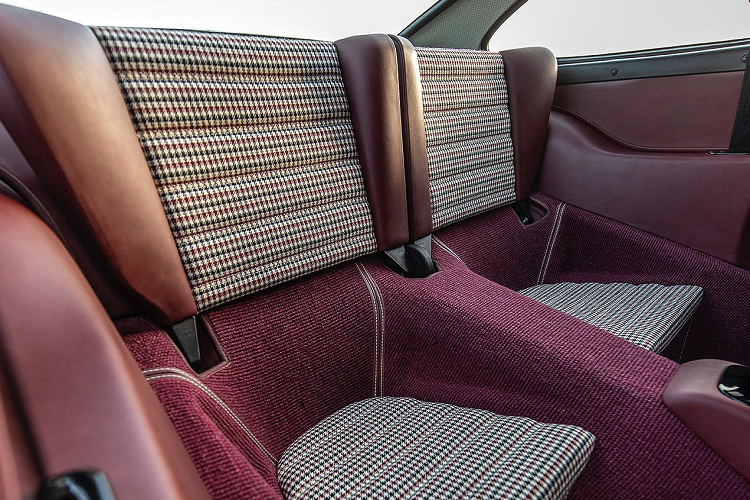 Khoang động cơ thậm chí còn được trang bị da chần kim cương màu Blood Red để kết hợp hoàn hảo với nội thất của xe.