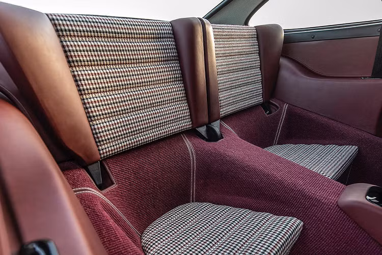 Khoang động cơ thậm chí còn được trang bị da chần kim cương màu Blood Red để kết hợp hoàn hảo với nội thất của xe.