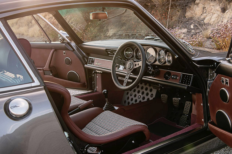 Da này cũng được tìm thấy trên các tấm cửa và trên bảng điều khiển. Xe được trang bị bộ đồng hồ đo 911 đời đầu cùng các vạch màu xanh lá cây trên nền đen tạo điểm nhấn.