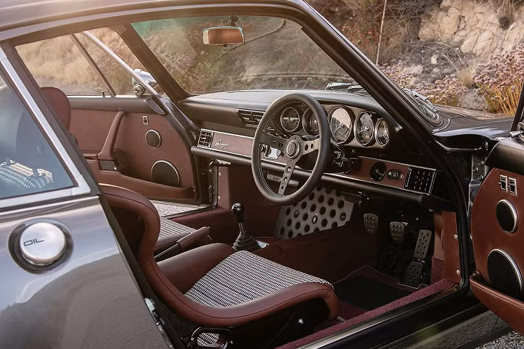 Da này cũng được tìm thấy trên các tấm cửa và trên bảng điều khiển. Xe được trang bị bộ đồng hồ đo 911 đời đầu cùng các vạch màu xanh lá cây trên nền đen tạo điểm nhấn.