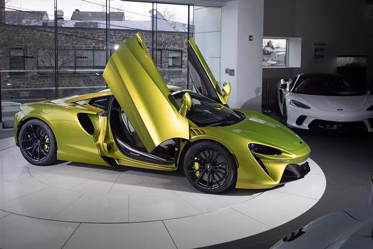Chỉ với động cơ điện, siêu xe McLaren Artura có thể hoàn thành quãng đường dài 30 km và đạt vận tốc tối đa 130 km/h mà không cần đến động cơ xăng can thiệp. Điểm đáng chú ý của hệ thống plug-in hybrid trên siêu xe Artura chính là có thể sạc độc lập, nguồn điện gia đình có thể sạc từ 20% đến 80% pin cho xe chỉ trong thời gian 2,5 giờ.