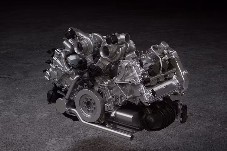 McLaren Artura được trang bị khối động cơ xăng V6, dung tích 3.0 lít, tăng áp kép, sẽ sản sinh ra công suất 577 mã lực. Chưa dừng lại đó, siêu xe hybrid này còn có thêm 94 mã lực nhờ động cơ điện mang đên. Như vậy, tổng công suất trên siêu xe McLaren Artura khi kết hợp động cơ xăng và điện là 671 mã lực.