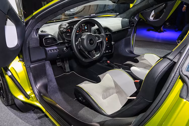 Công bố của đại lý McLaren Việt Nam cho thấy, dòng siêu xe McLaren Artura tại Việt Nam sẽ được bán ra với 4 phiên bản bao gồm tiêu chuẩn, Performance, TechLux và cuối cùng là Vision.