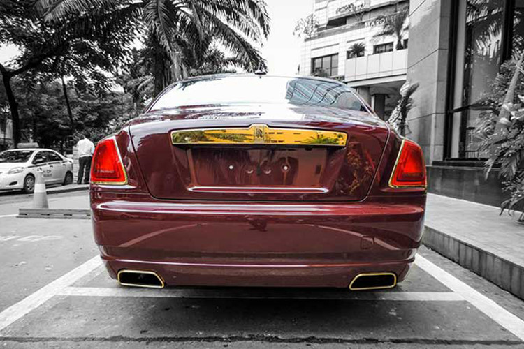 Chiếc xe siêu sang Rolls-Royce Ghost của Trịnh Văn Quyết về nước vào năm 2013 và đây được xem như là phần quà ra mắt của Giám đốc Rolls-Royce tại Việt Nam khi đó với hãng mẹ. Dù vậy, rất hiếm khi người ta thấy Chủ tịch của Rolls-Royce Motor Cars Hà Nội cho xe dạo phố thay vào đó là đỗ ở hầm gửi xe, khi mang lên showroom trưng bày và có thời gian còn được dùng để đưa đón các khách VIP.