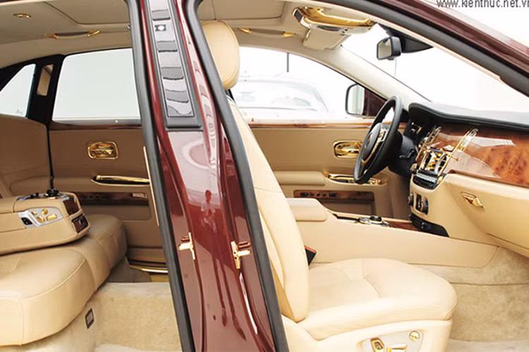 Năm 2018, chiếc xe siêu sang Rolls-Royce Ghost mạ vàng đầu tiên ở Việt Nam lăn bánh trên đường phố Hà Nội với biển số 30F-187.XX đã thu hút sự quan tâm của giới mê xe.