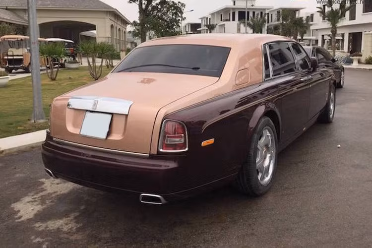 Rolls-Royce Phantom Lửa thiêng mất đến 10 tháng để hãng xegAnh quốc cho ra đời, đó còn chưa kể đến thời gian mà ông Trịnh Văn Quyết cùng Giám đốc Rolls-Royce Việt Nam khi đó là ông Đoàn Hiếu Minh đã ngồi lại với nhau để tìm ra điểm chung nhằm giúp xe Rolls-Royce Phantom Sacred Fire hoàn thành trên bản vẽ một cách nhanh chóng nhất. 