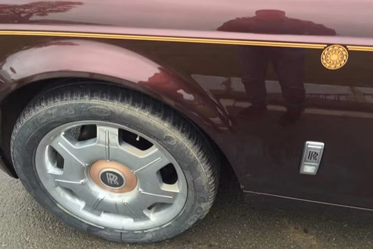 Được biết, đây là 1 trong những sản phẩm để đời mà Rolls-Royce Motor Cars Hà Nội đã rất cố gắng để thuyết phục một khách hàng rất kín tiếng gật đầu làm chủ nhân. Người đó không ai khác chính là ông Trịnh Văn Quyết, Chủ tịch FLC. 