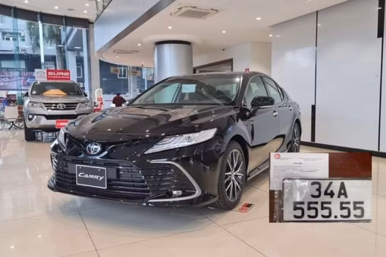 Mới đây, chiếc Toyota Camry thế hệ mới đã được chủ nhân tại Hải Dương may mắn bốc trúng biển số 34A-555.55 hay còn được giới mê số gọi là biển "ngũ quý 5". Theo nhiều người chơi xe biển đẹp cho hay - tấm biển số này đã giúp giá trị của chiếc sedan hạng D tăng gấp vài lần.