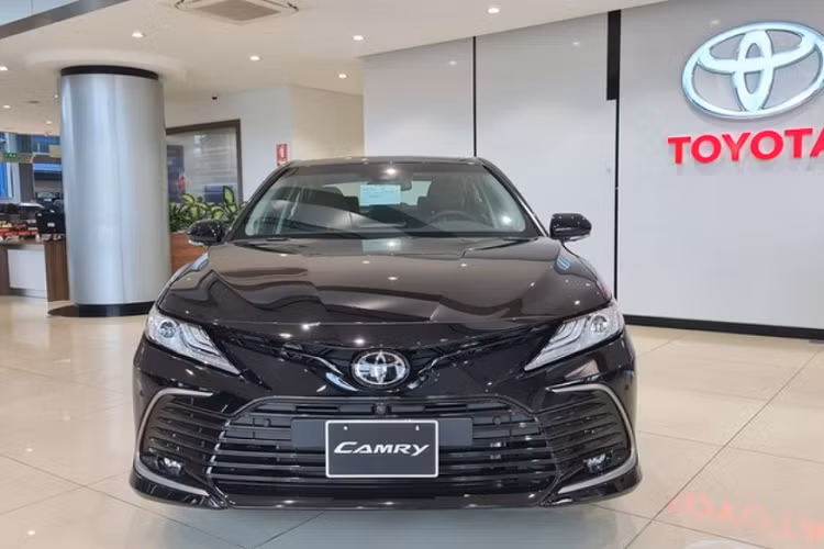 Theo chia sẻ của một tư vấn bán hàng đại lý Toyota, đã có người trả giá tới 3,5 tỷ đồng để rước Toyota Camry biển ngũ quý 5 về nhà, tuy nhiên, không rõ chủ xe có đồng ý bán xe hay không.