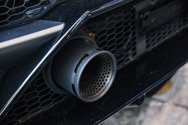 Hiện tại, cả Việt Nam chỉ có đúng 2 chiếc Huracan Evo, nhưng chiếc còn lại là bản RWD, ít mạnh mẽ hơn so với chiếc trong bài. Cụ thể, xe được trang bị động cơ hút khí tự nhiên V10 5.2L đã qua tinh chỉnh để sản sinh công suất 631 mã lực và mô-men xoắn cực đại 600 Nm, đi kèm là hệ dẫn động AWD.