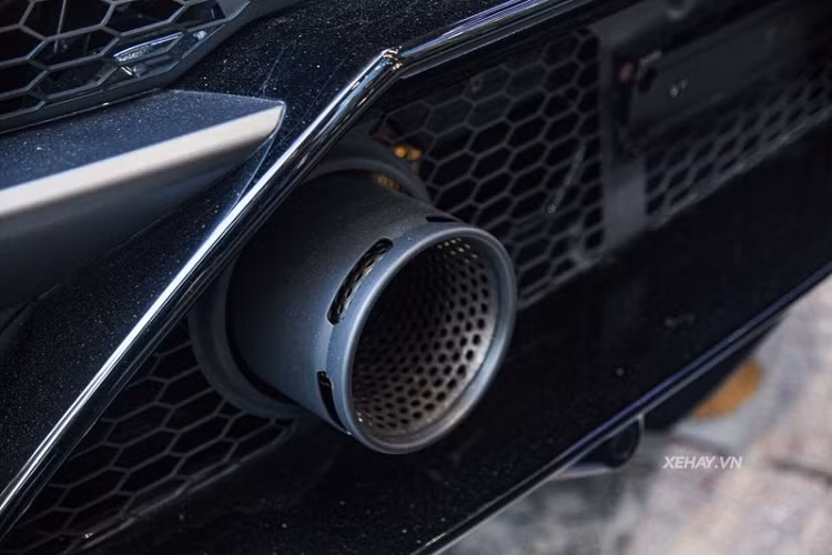 Hiện tại, cả Việt Nam chỉ có đúng 2 chiếc Huracan Evo, nhưng chiếc còn lại là bản RWD, ít mạnh mẽ hơn so với chiếc trong bài. Cụ thể, xe được trang bị động cơ hút khí tự nhiên V10 5.2L đã qua tinh chỉnh để sản sinh công suất 631 mã lực và mô-men xoắn cực đại 600 Nm, đi kèm là hệ dẫn động AWD.