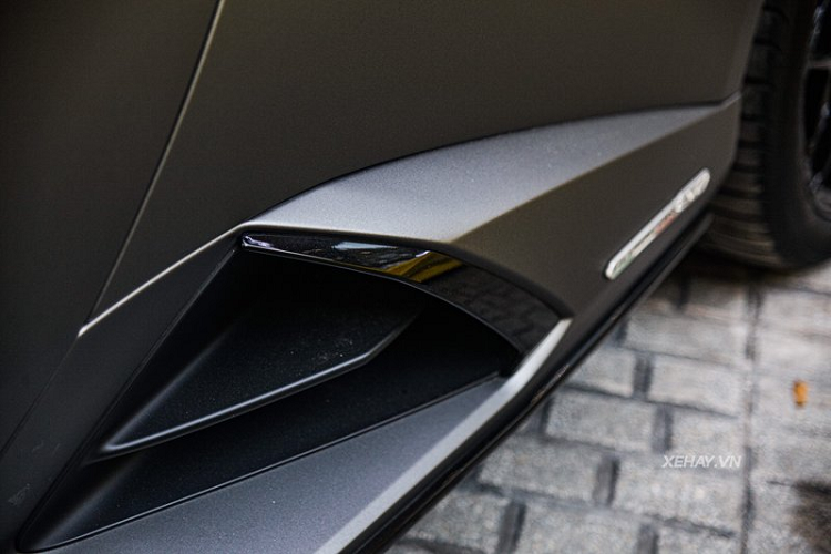 Ngoài ra, xe còn sở hữu màn hình thông tin giải trí kích thước 8,4 inch đặt dọc ở giữa bệ trung tâm có thể điều khiển bằng giọng nói và cử chỉ, kết nối Apple CarPlay thông qua điện thoại, kết nối định vị toàn cầu, radio và ổ cứng dung lượng lớn. Xe cũng được trang bị hệ thống camera kép tầm nhìn xa.