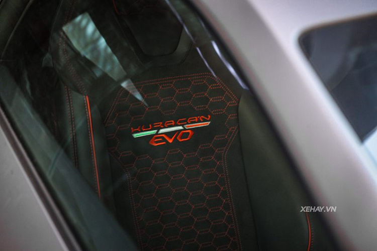 Di chuyển vào trong, nội thất của chiếc Lamborghini Huracan Evo này có nhiều bề mặt ốp sợi carbon Forged Composite và có các ghế bọc da Alcantara. Đây là những tùy chọn đắt tiền của dòng Huracan Evo.