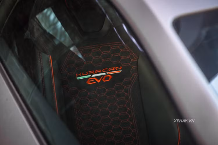 Di chuyển vào trong, nội thất của chiếc Lamborghini Huracan Evo này có nhiều bề mặt ốp sợi carbon Forged Composite và có các ghế bọc da Alcantara. Đây là những tùy chọn đắt tiền của dòng Huracan Evo.
