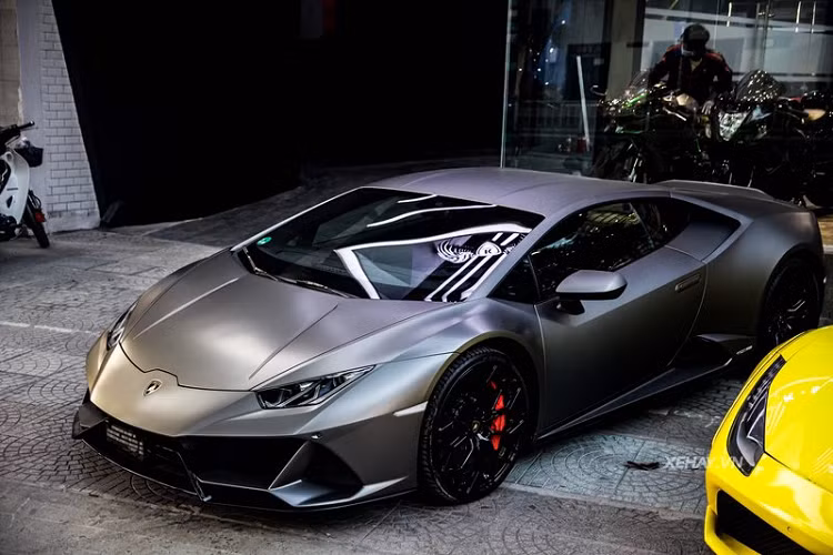 Xuất hiện trong dịp khai trương showroom K-Supper, Lamborghini Huracan Evo đầu tiên tại dải đất hình chữ S sở hữu ngoại thất màu xám nhám lạ mắt, đi kèm bộ mâm đa chấu tạo hình nan hoa màu đen bóng và cùm phanh màu đỏ nổi bật.