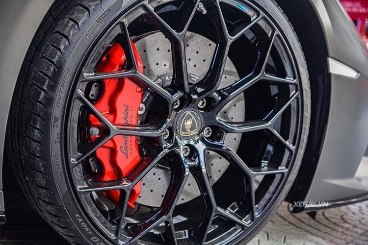 Là phiên bản nâng cấp giữa vòng đời của Huracan, siêu xe Lamborghini Huracan Evo có một số thay đổi về thiết kế như cản trước hầm hố hơn với bộ chia gió trước hình chữ Y tích hợp cánh gió khí động học.