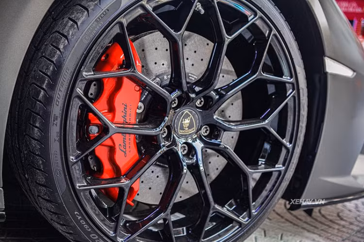 Là phiên bản nâng cấp giữa vòng đời của Huracan, siêu xe Lamborghini Huracan Evo có một số thay đổi về thiết kế như cản trước hầm hố hơn với bộ chia gió trước hình chữ Y tích hợp cánh gió khí động học.