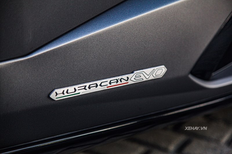 Với sức mạnh ngang Huracan Performante, "siêu bò" dễ dàng tăng tốc từ 0-100 km/h trong 2,9 giây, trước khi cán tốc độ tối đa 325 km/h.