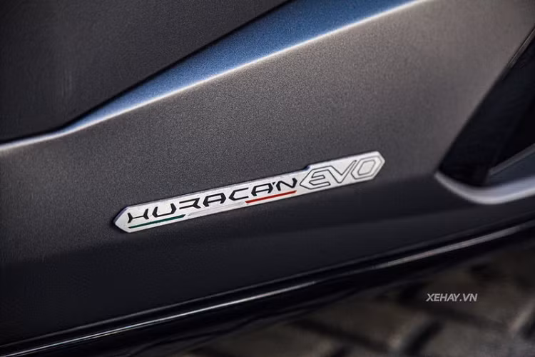 Với sức mạnh ngang Huracan Performante, "siêu bò" dễ dàng tăng tốc từ 0-100 km/h trong 2,9 giây, trước khi cán tốc độ tối đa 325 km/h.