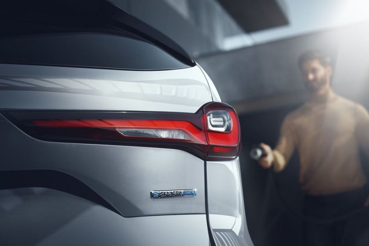 Điển hình như cụm đèn pha với dải đèn LED định vị ban ngày kéo dài vào bên trong, ăn sâu vào đến lưới tản nhiệt. Tiếp đến là cụm đèn hậu nằm ngang, tạo hình chữ “L”. Phần đuôi của mẫu xe SUV Mazda CX-90 2024 được thiết kế bo tròn, mang đến cảm giác “mềm mại” hơn. So với Mazda CX-9, CX-90 2024 sẽ sở hữu kích thước lớn hơn.