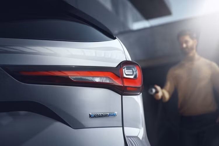 Điển hình như cụm đèn pha với dải đèn LED định vị ban ngày kéo dài vào bên trong, ăn sâu vào đến lưới tản nhiệt. Tiếp đến là cụm đèn hậu nằm ngang, tạo hình chữ “L”. Phần đuôi của mẫu xe SUV Mazda CX-90 2024 được thiết kế bo tròn, mang đến cảm giác “mềm mại” hơn. So với Mazda CX-9, CX-90 2024 sẽ sở hữu kích thước lớn hơn.