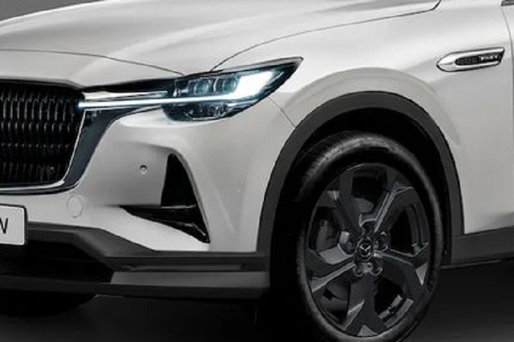 Để “cá nhân hóa”, Mazda CX-90 2024 sẽ có một màu sơn ngoại thất hoàn toàn mới mang tên Artisan Red. Dự kiến màu sơn này sẽ là trang bị tùy chọn cao cấp của xe. Artisan Red Premium có 3 lớp và được phủ lên thân xe thông qua quy trình có tên Takuminuri, tạm dịch là "sơn màu nghệ thuật".