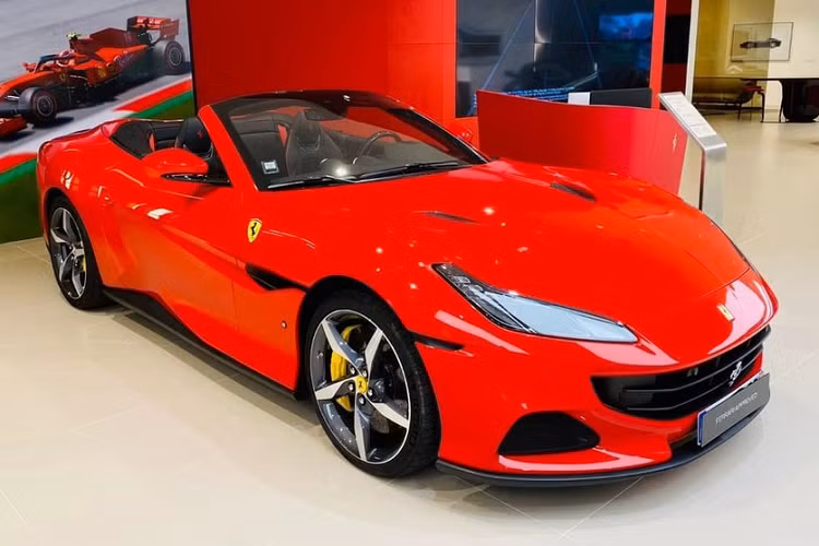 Mới đây, những hình ảnh về chiếc siêu xe Ferrari Portofino M mui trần được mang về Việt Nam khá kín tiếng đã nhận được sự quan tâm của giới mê xe trong nước. Nhan sắc một chiếc siêu xe Ferrari Portofino M