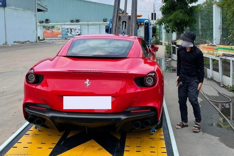 Điểm nổi bật trên Ferrari Portofino M là sức mạnh được nâng cấp. Xe được trang bị động cơ lấy từ chiếc Ferrari Roma. Khối động cơ V8 3.9L tăng áp kép, cho công suất 620 mã lực và mô-men xoắn 760 Nm, kếp hợp với hộp số F1 ly hợp kép 8 cấp. So với Porfotino đời 2019, mẫu xe này mạnh hơn 20 mã lực.