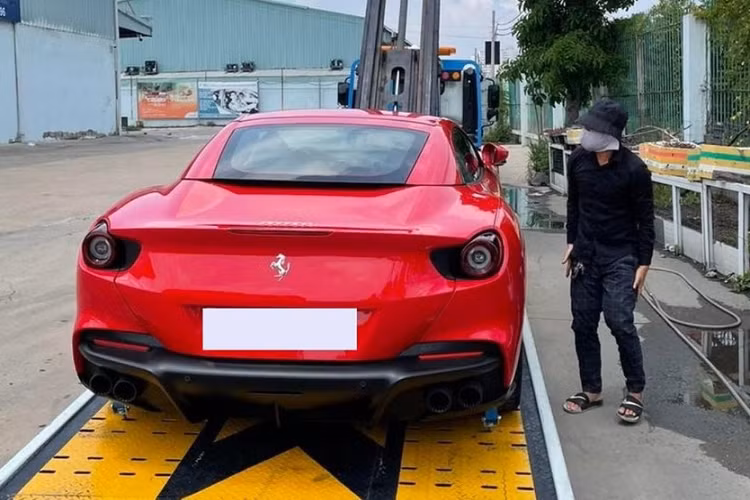 Điểm nổi bật trên Ferrari Portofino M là sức mạnh được nâng cấp. Xe được trang bị động cơ lấy từ chiếc Ferrari Roma. Khối động cơ V8 3.9L tăng áp kép, cho công suất 620 mã lực và mô-men xoắn 760 Nm, kếp hợp với hộp số F1 ly hợp kép 8 cấp. So với Porfotino đời 2019, mẫu xe này mạnh hơn 20 mã lực.