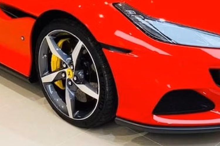 Các trang bị nội thất có thể kể đến màn hình cảm ứng 10,2 inch tiêu chuẩn, có thêm tùy chọn màn hình phụ cảm ứng bên ghế hành khách để hiển thị các thông số: vòng tua, tốc độ, chế độ lái, lực ép, hệ thống giải trí… Một số trang bị khác đáng chú ý có thể kể đến ghế chỉnh điện hay loa JBL. 