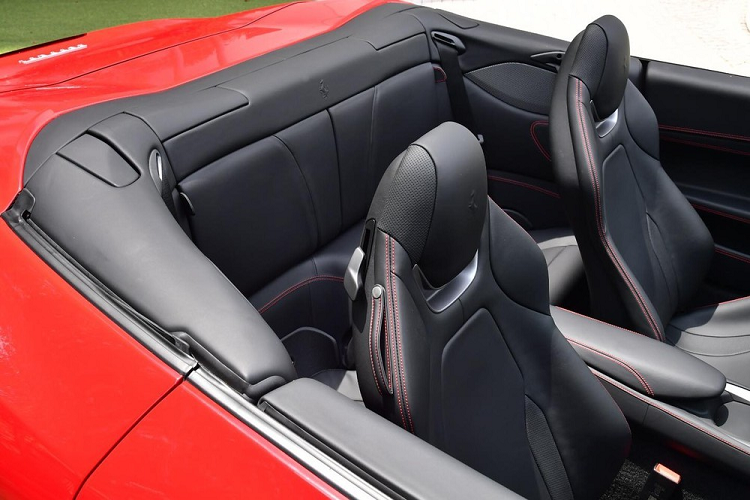 Ferrari Portofino M chính là bản nâng cấp giữa vòng đời của Ferrari Portofino và cũng được xem là đàn anh của Ferrari California T, siêu xe mui trần đang có ít nhất 3 xe lăn bánh tại Việt Nam.