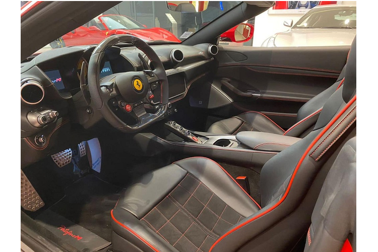 Chiếc siêu xe Ferrari Portofino M về Việt Nam được che đi biển số nên rất khó xác định giá lăn bánh của xe ở trong nước. Tại thị trường Thái Lan, giá xe Ferrari Portofino M bán ra từ 21,84 triệu baht (khoảng 666.199 USD - 15,24 tỷ đồng)