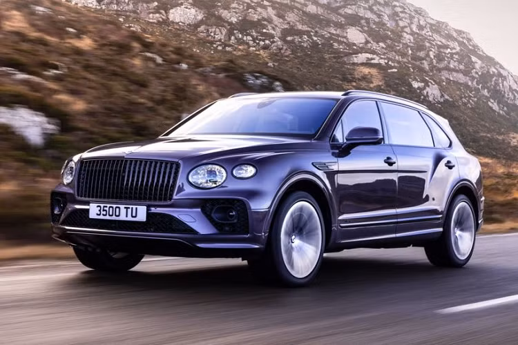  Bentley Bentayga bản trục cơ sở dài (EWB) được trình làng vào đầu tháng 5/2022 và mới đây mẫu xe này đã chính thức được đưa vào sản xuất. Với mức độ hoàn thiện cầu kỳ và tính thủ công hóa cao, mỗi chiếc Bentley Bentayga EWB cần tới 132 giờ để sản xuất từ những người thợ thủ công lành nghề tại nhà máy Crewe, với 24 tỷ tổ hợp trang trí nội thất.