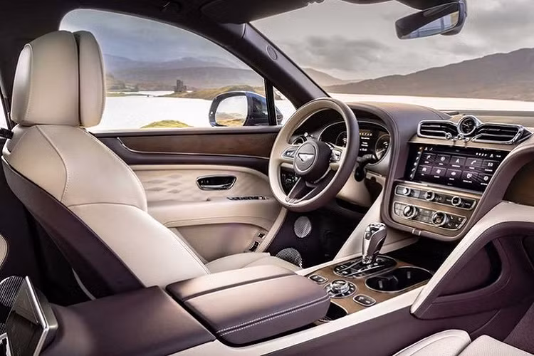 Về trang bị vận hành, Bentayga EWB sử dụng động cơ tăng áp kép V8 4.0L sản sinh công suất 542 mã lực và mô-men xoắn cực đại 770 Nm, giúp xe tăng tốc từ 0 - 100 km/h chỉ trong 4,6 giây, trước khi cán tốc độ tối đa 290 km/h.