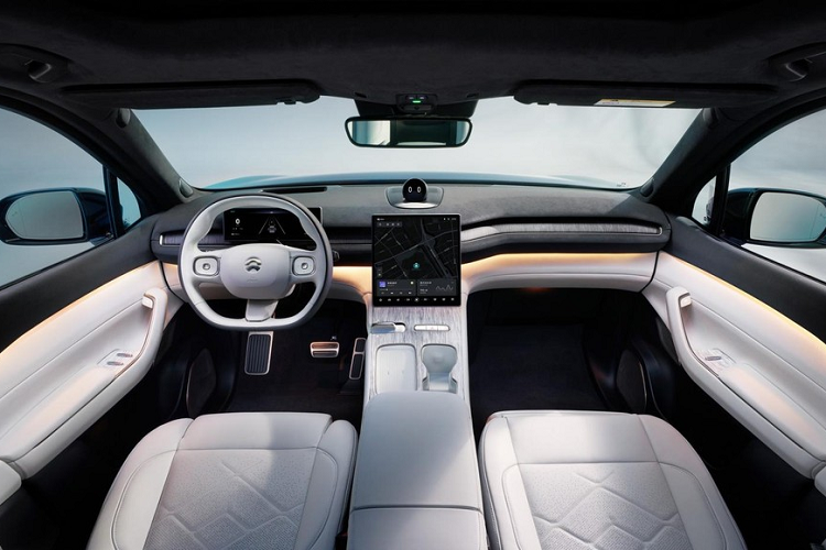 Trong khi đó, ghế sau có tính năng sưởi ấm và lưng ghế chỉnh điện, có thể ngửa từ 23 - 31 độ. Khi mua Nio ES7, khách hàng có thể chọn chất liệu da Nappa màu nâu cà phê, không có những hóa chất truyền thống mà tỏa ra mùi thảo mộc độc đáo. Chưa hết, mẫu SUV Trung Quốc này còn hứa hẹn là "bạn đồng hành" lý tưởng cho những ai mê cắm trại. Xe có khả năng kéo 2 tấn và cung cấp điện 3,3 kW để chạy máy pha cà phê, loa xách tay hoặc tủ lạnh nhỏ.