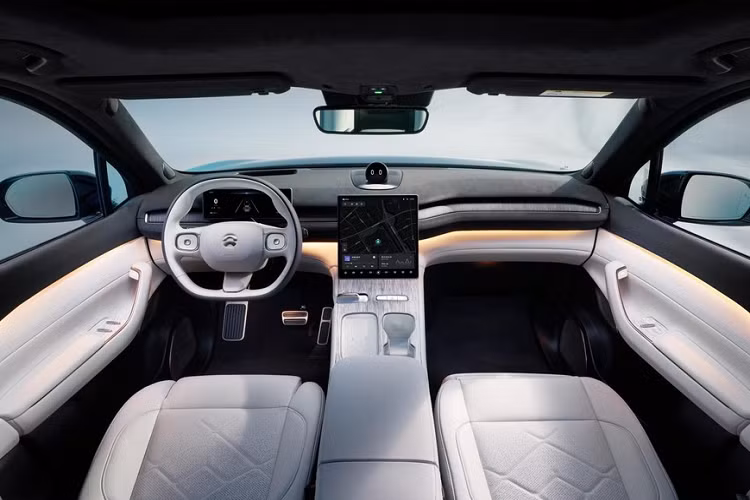 Trong khi đó, ghế sau có tính năng sưởi ấm và lưng ghế chỉnh điện, có thể ngửa từ 23 - 31 độ. Khi mua Nio ES7, khách hàng có thể chọn chất liệu da Nappa màu nâu cà phê, không có những hóa chất truyền thống mà tỏa ra mùi thảo mộc độc đáo. Chưa hết, mẫu SUV Trung Quốc này còn hứa hẹn là "bạn đồng hành" lý tưởng cho những ai mê cắm trại. Xe có khả năng kéo 2 tấn và cung cấp điện 3,3 kW để chạy máy pha cà phê, loa xách tay hoặc tủ lạnh nhỏ.