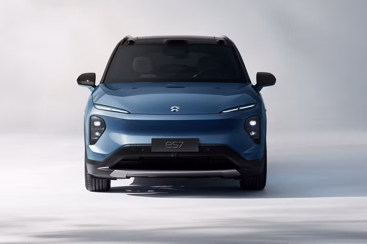 Tương tự 2 người anh em ES6 và ES8, Nio ES7 chạy điện cũng thuộc phân khúc SUV. Được định vị giữa ES6 và ES8, Nio ES7 có chiều dài 4.912 mm, chiều rộng 1.987 mm, chiều cao 1.720 mm cùng chiều dài cơ sở 2.960 mm. Với kích thước này, Nio ES7 sẽ là đối thủ tiềm năng của VinFast VF8 khi bán ở thị trường quốc tế.