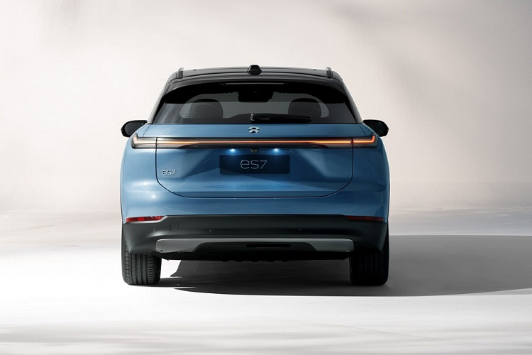 Viền của hốc gió trung tâm kéo dài sang hai bên, nối liền với vòm bánh vuông vắn và nẹp thân xe. Ngoài ra, trên sườn xe còn có tay nắm cửa nằm chìm vào thân xe và kính an toàn cách âm. Trong khi đó, nóc của Nio ES7 dốc dần về phía sau như xe coupe, mang đến thiết kế phong cách. Các cột của xe đều được sơn màu đen, tạo hiệu ứng "nóc lơ lửng" cho mẫu ô tô Trung Quốc này.