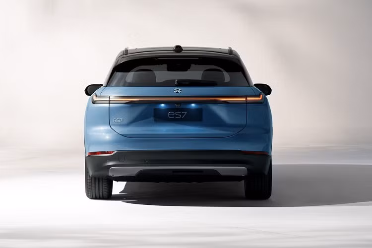 Viền của hốc gió trung tâm kéo dài sang hai bên, nối liền với vòm bánh vuông vắn và nẹp thân xe. Ngoài ra, trên sườn xe còn có tay nắm cửa nằm chìm vào thân xe và kính an toàn cách âm. Trong khi đó, nóc của Nio ES7 dốc dần về phía sau như xe coupe, mang đến thiết kế phong cách. Các cột của xe đều được sơn màu đen, tạo hiệu ứng "nóc lơ lửng" cho mẫu ô tô Trung Quốc này.