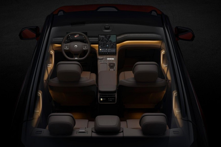 Đằng sau, Nio ES7 được trang bị đèn hậu thanh mảnh và nối liền với nhau, nằm vắt ngang đuôi xe. Cuối cùng là cánh gió mui tích hợp đèn phanh trên cao và nẹp màu đen trên cản sau. Nhờ kích thước khá lớn nên Nio ES7 sở hữu không gian nội thất rộng rãi. Hãng xe Trung Quốc đã dùng cụm từ "phòng khách thứ hai" để miêu tả không gian bên trong mẫu SUV hạng trung này.