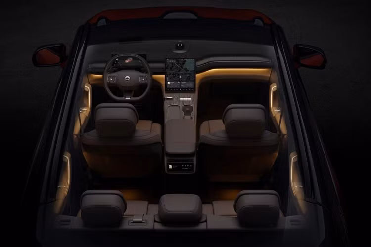 Đằng sau, Nio ES7 được trang bị đèn hậu thanh mảnh và nối liền với nhau, nằm vắt ngang đuôi xe. Cuối cùng là cánh gió mui tích hợp đèn phanh trên cao và nẹp màu đen trên cản sau. Nhờ kích thước khá lớn nên Nio ES7 sở hữu không gian nội thất rộng rãi. Hãng xe Trung Quốc đã dùng cụm từ "phòng khách thứ hai" để miêu tả không gian bên trong mẫu SUV hạng trung này.