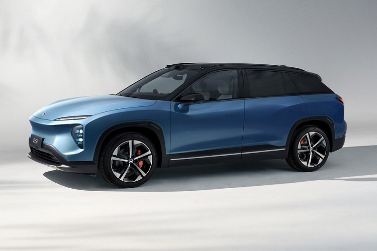 Bên ngoài, ES7 được áp dụng phong cách thiết kế đặc trưng của thương hiệu Nio. Trong đó, phần đầu xe được thiết kế như "mũi cá mập", dốc dần xuống phía dưới. Xe không hề có lưới tản nhiệt và được trang bị hệ thống đèn 2 tầng. Trong đó, dải đèn LED định vị ban ngày thanh mảnh nằm phía trên, sát với nắp ca-pô. Bên dưới là cụm đèn pha nằm dọc với vỏ màu đen. Ngoài ra, xe còn có hốc gió trung tâm khá rộng, được bao quanh bằng viền màu đen dày dặn.