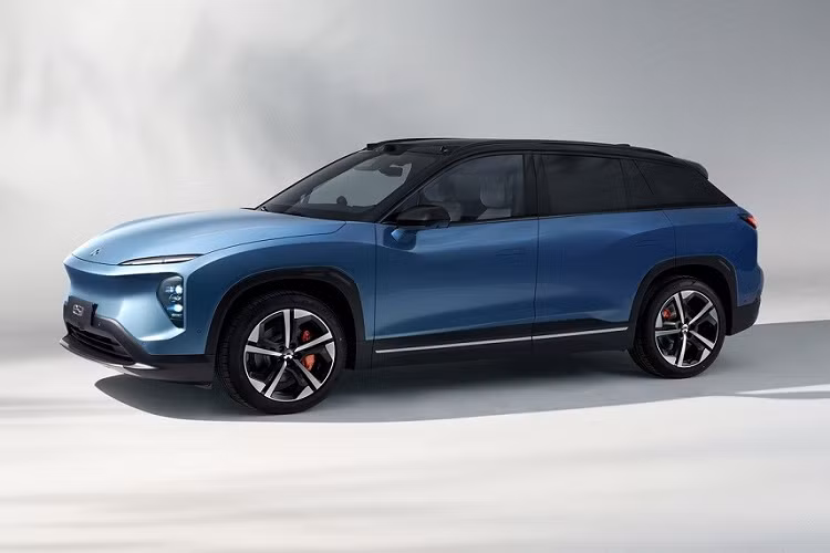 Bên ngoài, ES7 được áp dụng phong cách thiết kế đặc trưng của thương hiệu Nio. Trong đó, phần đầu xe được thiết kế như "mũi cá mập", dốc dần xuống phía dưới. Xe không hề có lưới tản nhiệt và được trang bị hệ thống đèn 2 tầng. Trong đó, dải đèn LED định vị ban ngày thanh mảnh nằm phía trên, sát với nắp ca-pô. Bên dưới là cụm đèn pha nằm dọc với vỏ màu đen. Ngoài ra, xe còn có hốc gió trung tâm khá rộng, được bao quanh bằng viền màu đen dày dặn.