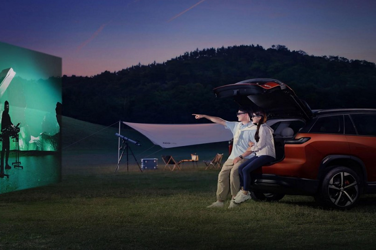 Điểm nhấn đáng chú ý nhất của nội thất chính là hệ thống PanoCinema, sử dụng kính thực tế ảo được thiết kế đặc biệt để chiếu màn hình 201 inch ở khoảng cách 6 m để người dùng có thể xem phim ngoài trời. Tiếp đến là bảng đồng hồ kỹ thuật số, màn hình thông tin giải trí AMOLED 12,8 inch, màn hình hiển thị thông tin kính lái và tính năng trợ lý ảo NOMI trên mặt táp-lô, đi kèm "mắt kỹ thuật số". Bên cạnh đó là vô lăng vát đáy thể thao, cụm điều khiển trung tâm ốp gỗ nằm cao, tạo thành vách ngăn giữa 2 ghế trước, hệ thống âm thanh vòm Dolby Atmos và hệ thống đèn viền nội thất 256 màu. Ghế trước của xe có đủ tính năng sưởi ấm, làm mát và massage.