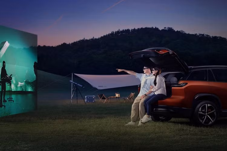 Điểm nhấn đáng chú ý nhất của nội thất chính là hệ thống PanoCinema, sử dụng kính thực tế ảo được thiết kế đặc biệt để chiếu màn hình 201 inch ở khoảng cách 6 m để người dùng có thể xem phim ngoài trời. Tiếp đến là bảng đồng hồ kỹ thuật số, màn hình thông tin giải trí AMOLED 12,8 inch, màn hình hiển thị thông tin kính lái và tính năng trợ lý ảo NOMI trên mặt táp-lô, đi kèm "mắt kỹ thuật số". Bên cạnh đó là vô lăng vát đáy thể thao, cụm điều khiển trung tâm ốp gỗ nằm cao, tạo thành vách ngăn giữa 2 ghế trước, hệ thống âm thanh vòm Dolby Atmos và hệ thống đèn viền nội thất 256 màu. Ghế trước của xe có đủ tính năng sưởi ấm, làm mát và massage.