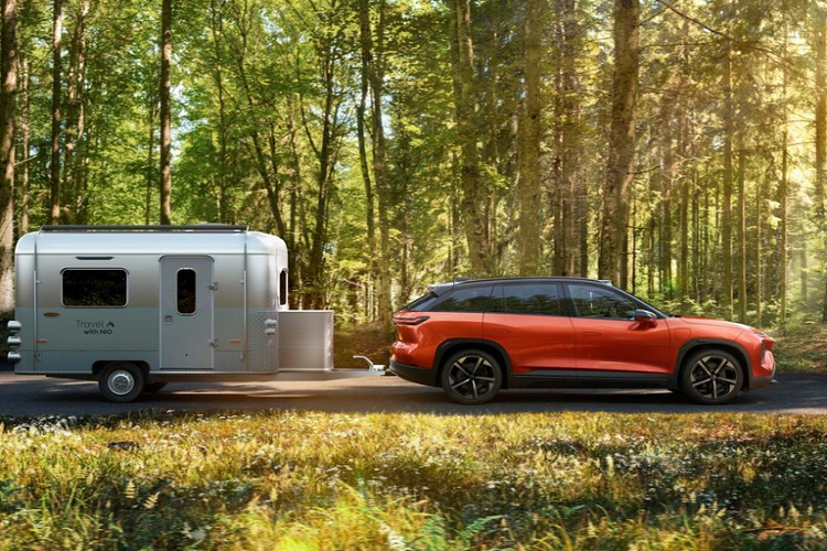 "Trái tim" của Nio ES7 là 2 mô-tơ điện, tạo ra hệ dẫn động 4 bánh toàn thời gian. 2 mô-tơ này có công suất tổng cộng 644 mã lực và mô-men xoắn cực đại 850 Nm. Nhờ đó, xe có thể tăng tốc từ 0-100 km/h trong thời gian 3,9 giây ở chế độ lái Sport+. Ngoài ra, xe còn có 3 loại pin khác nhau với dung lượng 75 kWh, 100 kWh và 150 kWh. 3 cụm pin này cho phép xe chạy được 485 km, 620 km và 850 km