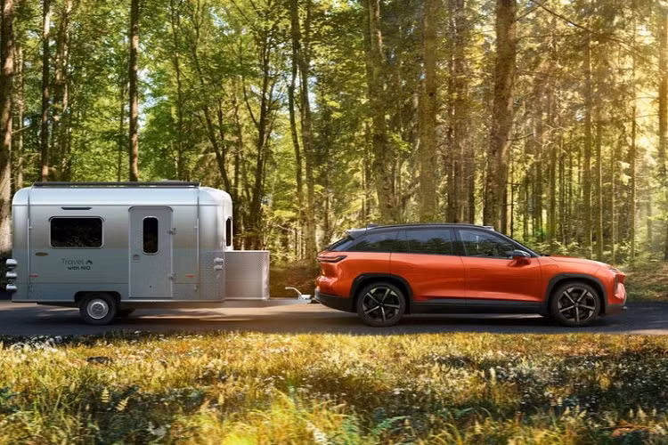 "Trái tim" của Nio ES7 là 2 mô-tơ điện, tạo ra hệ dẫn động 4 bánh toàn thời gian. 2 mô-tơ này có công suất tổng cộng 644 mã lực và mô-men xoắn cực đại 850 Nm. Nhờ đó, xe có thể tăng tốc từ 0-100 km/h trong thời gian 3,9 giây ở chế độ lái Sport+. Ngoài ra, xe còn có 3 loại pin khác nhau với dung lượng 75 kWh, 100 kWh và 150 kWh. 3 cụm pin này cho phép xe chạy được 485 km, 620 km và 850 km