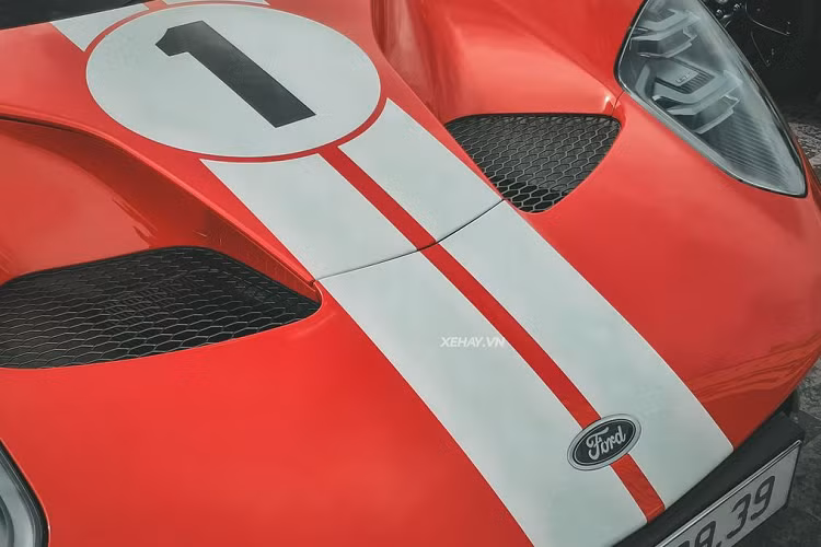 Đây là phiên bản đặc biệt được ra mắt vào năm 2018, nằm trong bộ sưu tập xe Heritage Edition được sản xuất giới hạn theo từng năm. Mức giá xe Ford GT ’67 Heritage Edition khi về đến Việt Nam dự đoán không dưới 35 tỷ đồng khi ra biển số.