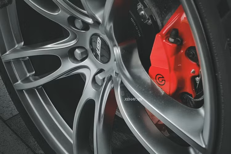 Một trong những điểm thú vị trên Ford GT đó là hệ thống treo khí nén. Theo đó, nhờ một van điều tiết điện tử ở bên trong, xe có thể nâng/hạ độ cao 5 cm chỉ trong 1 giây. Tiếp đến là khung gầm carbon được tích hợp khung chống lật đạt chứng nhận của Liên đoàn ô tô Quốc tế (FIA) và gần như tương đương với xe đua của giải Le Mans.