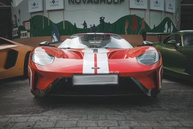 Trong đó, chiếc xe của "ông vua cà phê" Đặng Lê Nguyên Vũ thuộc phiên bản tiêu chuẩn, còn lại là chiếc siêu xe Ford GT '67 Heritage Edition trong bài viết này thuộc sở hữu của nhà Novaland.